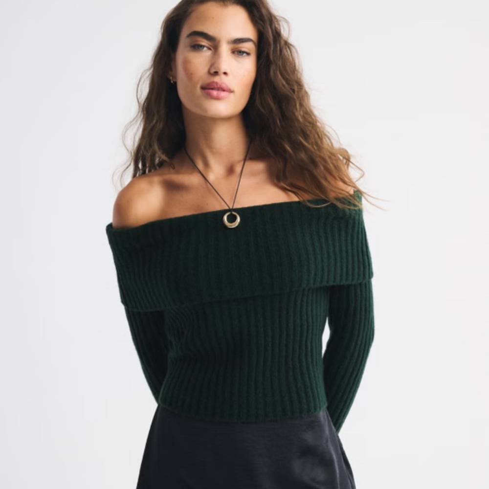 Off-Shoulder Dark Green Sweater - Abercrombie